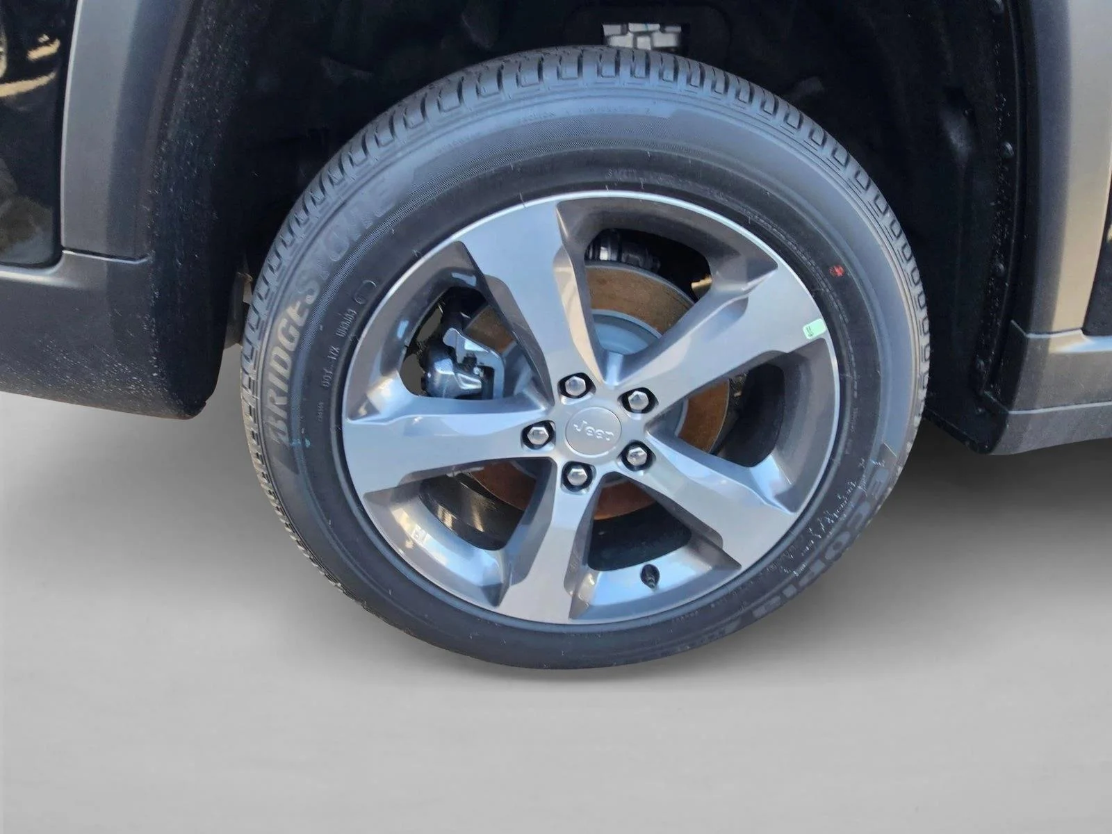 New 2026 Diamond Black Crystal Pearl-Coat Exterior Paint Jeep Limited image 8