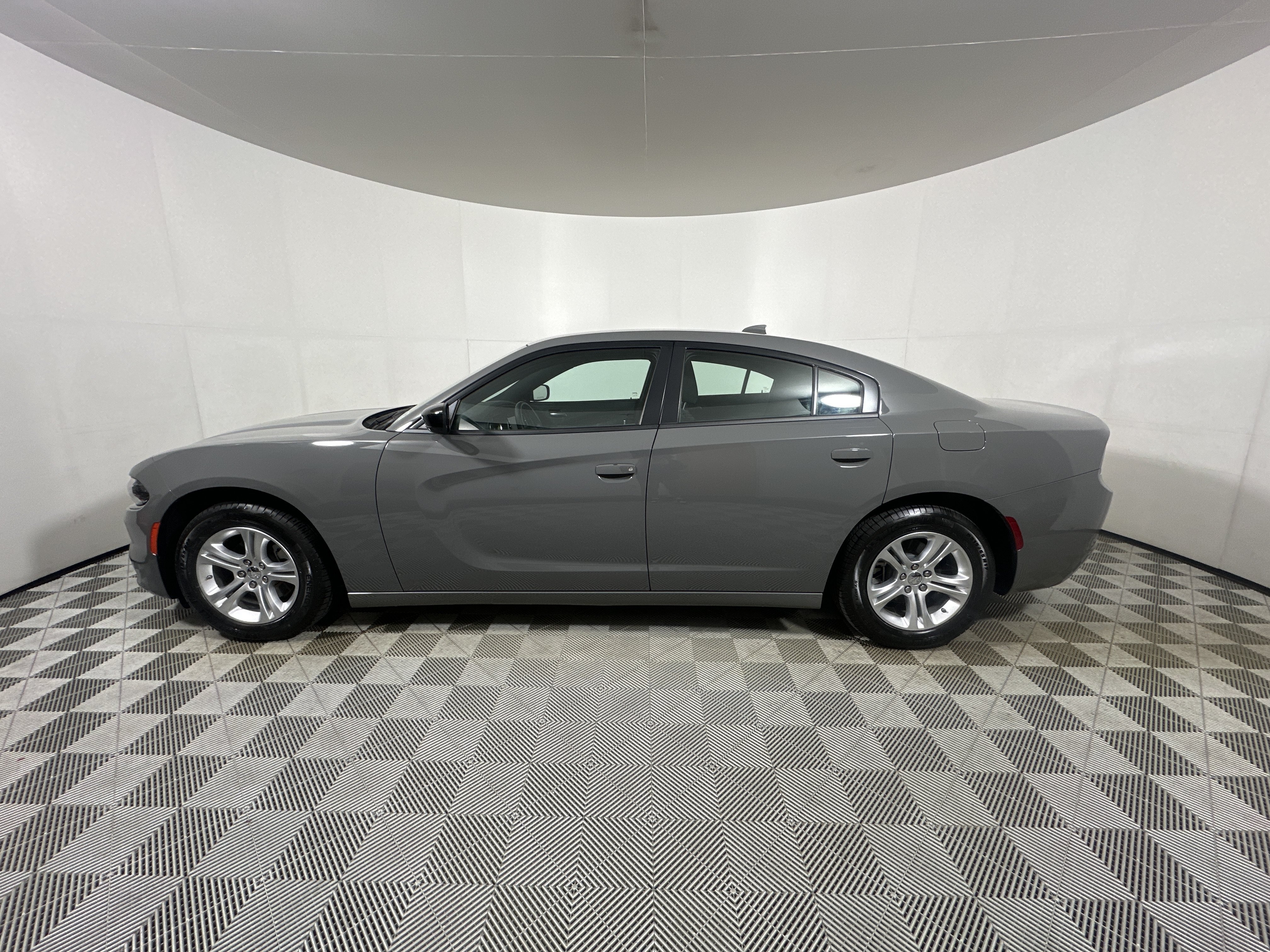 Used 2023 Destroyer Gray Clearcoat Dodge SXT image 4