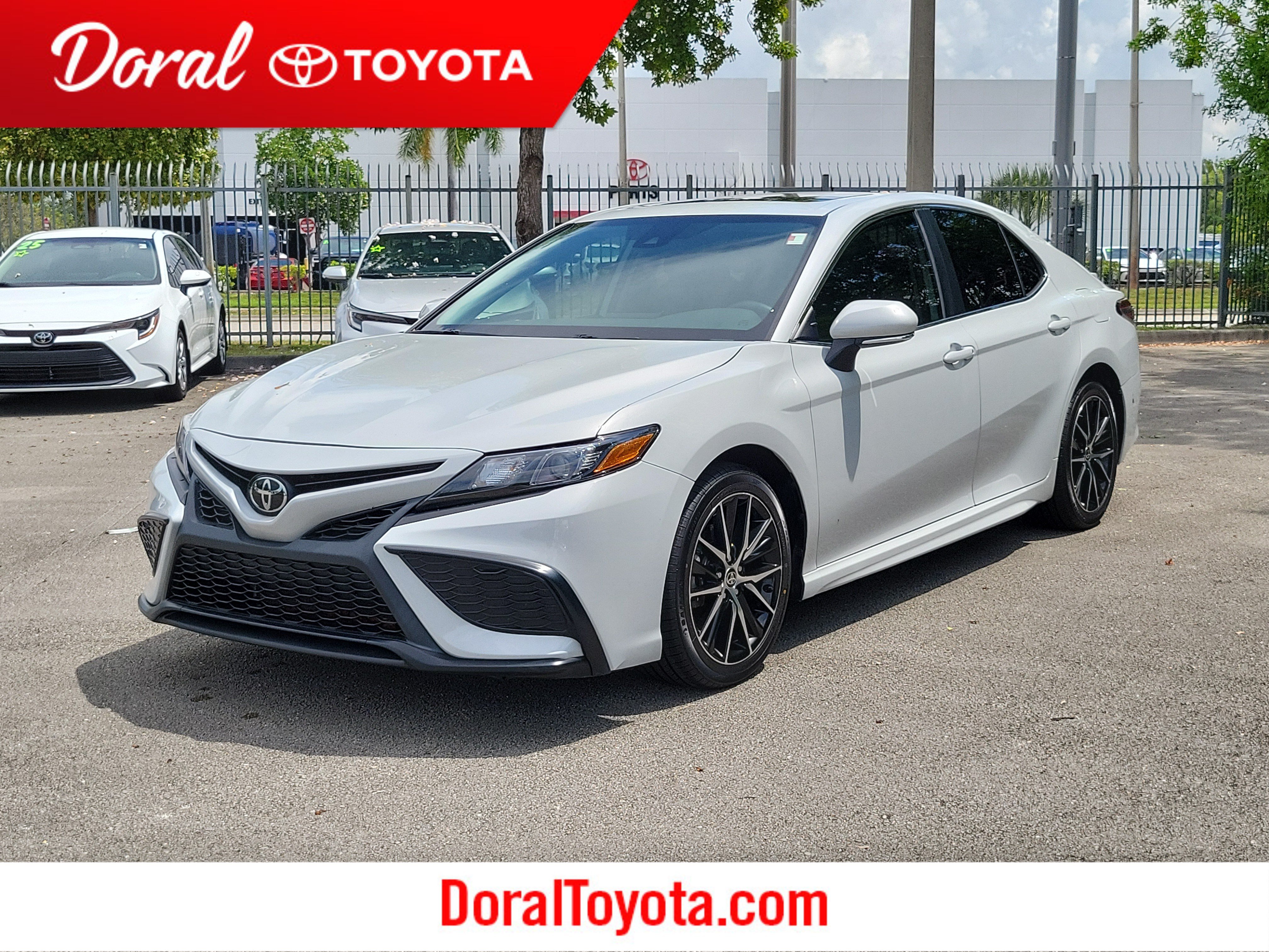 Used 2024 Ice Toyota SE image 1