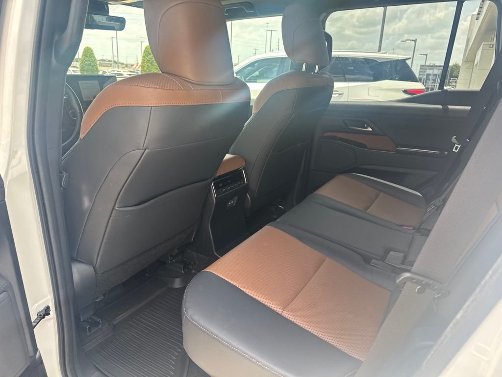Used 2024 White Pearl Lexus 550 Premium image 4