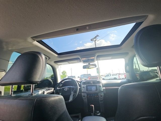 Used 2017 White Toyota  image 16