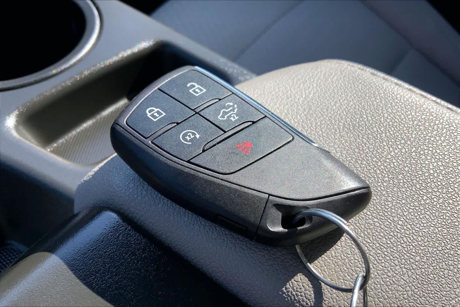 Used 2023 SUMMIT WHITE Chevrolet RST image 15