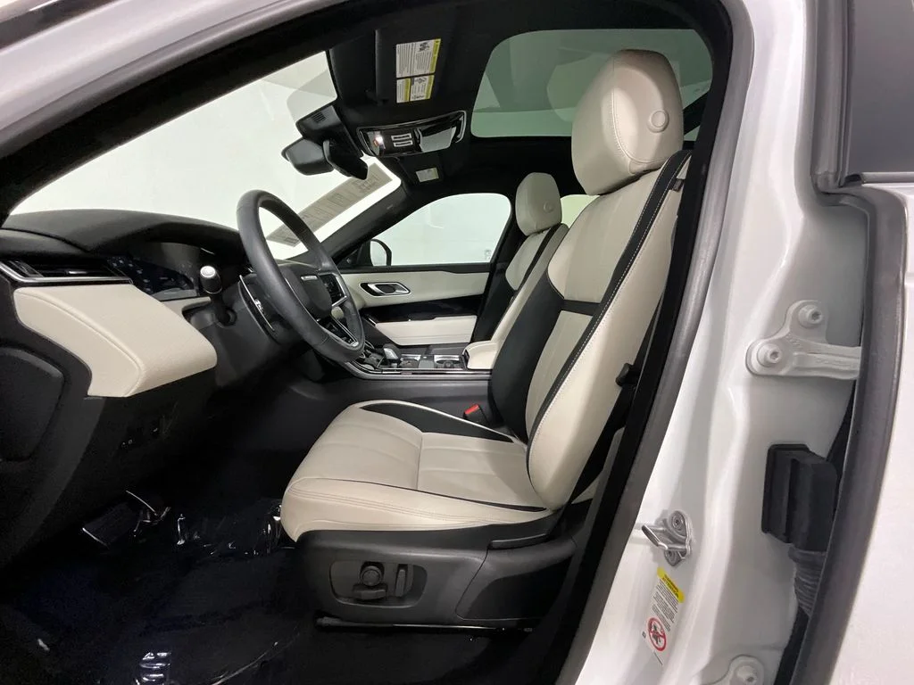 Used 2023 White Land Rover R-Dynamic S MHEV image 16