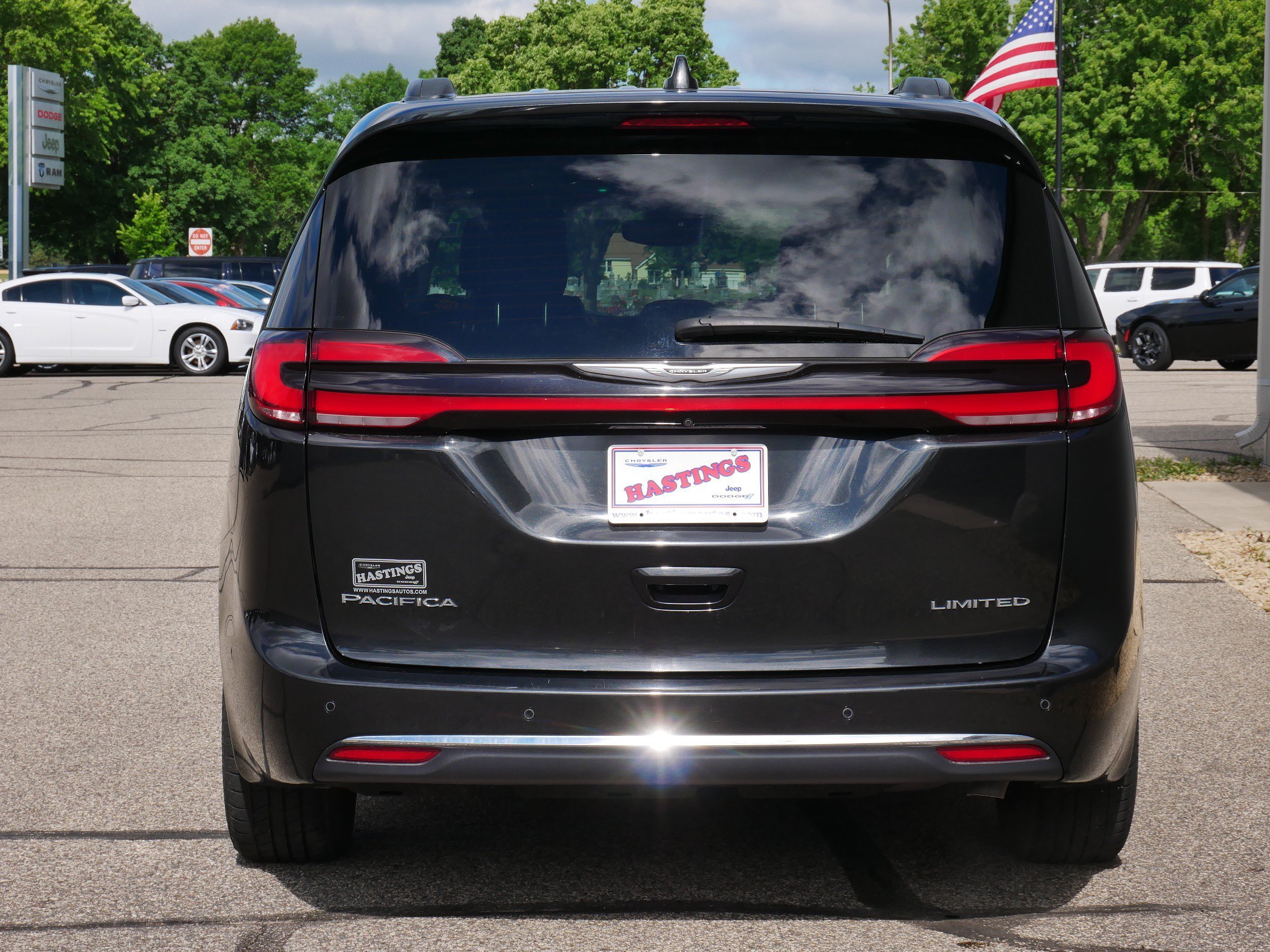 Used 2022 Brilliant Black Crystal Pearlcoat Chrysler Limited image 4
