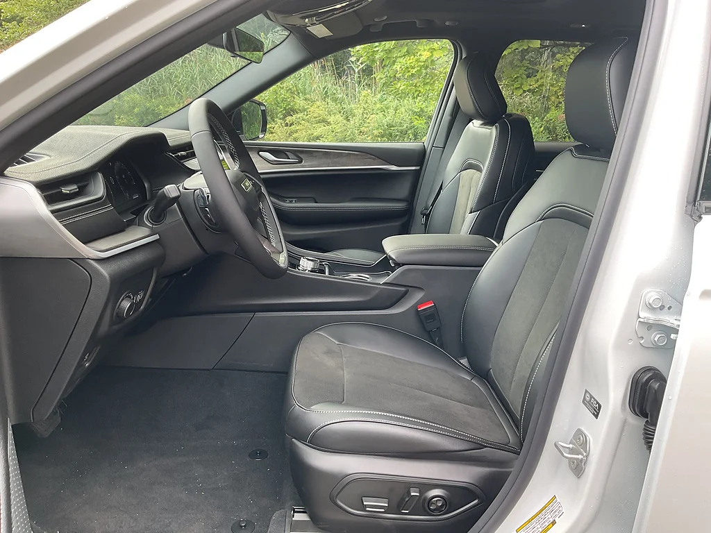 New 2027 Bright White Clear-Coat Paint Jeep Laredo Altitude image 8