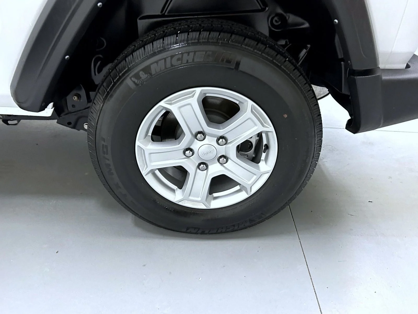 Used 2022 White Jeep Sport S image 19
