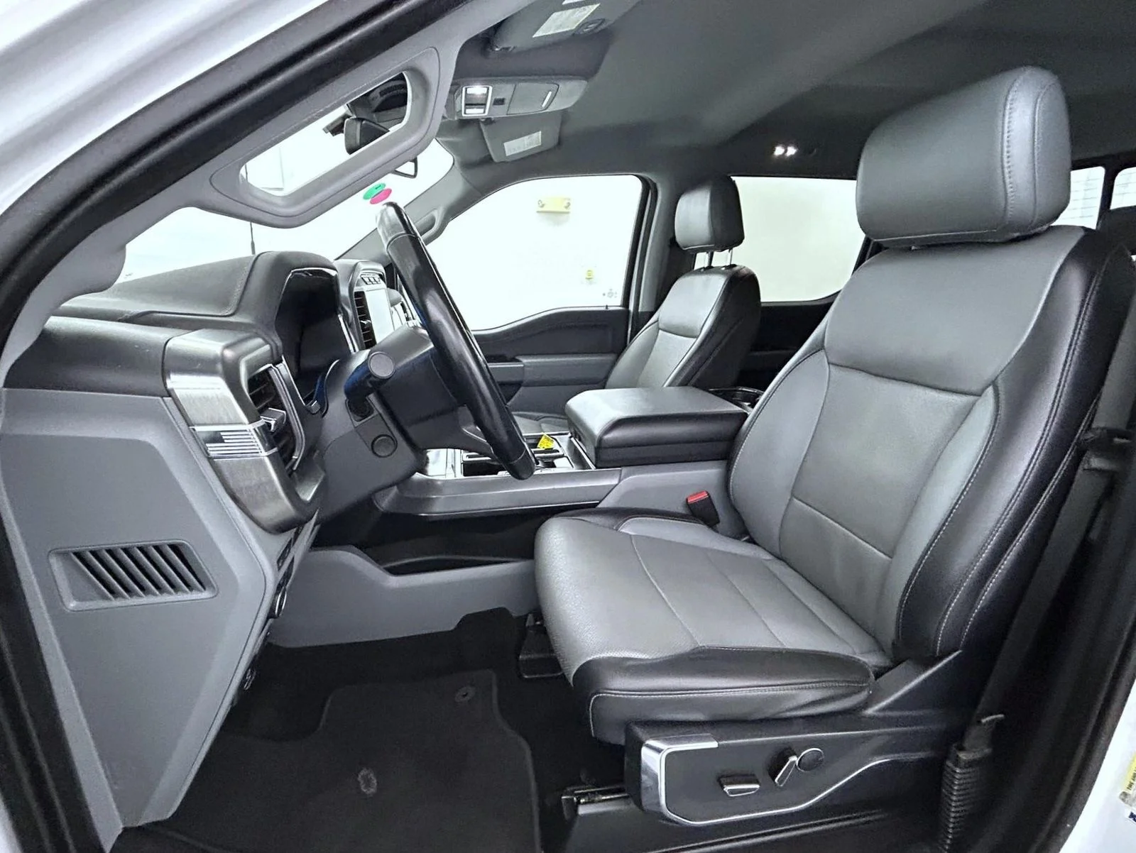 Used 2022 White Ford Lariat image 10