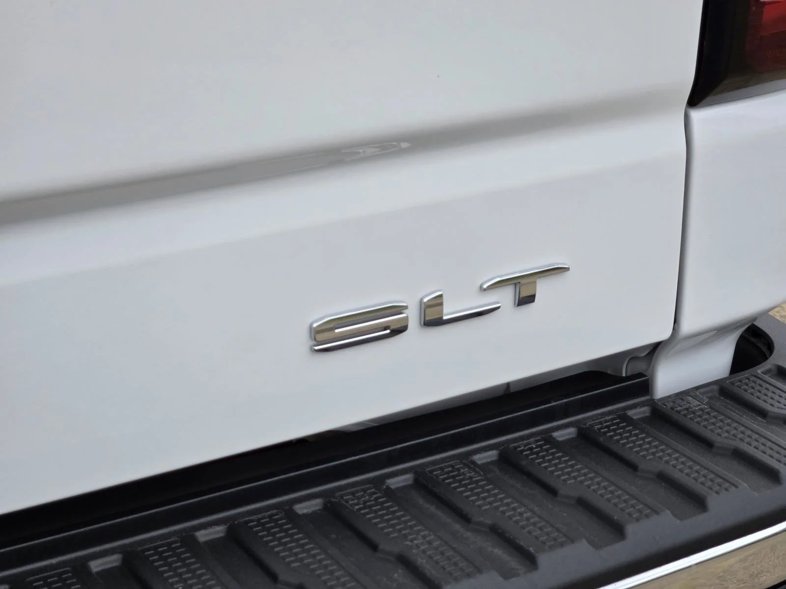 Used 2025 Summit White GMC SLT image 8