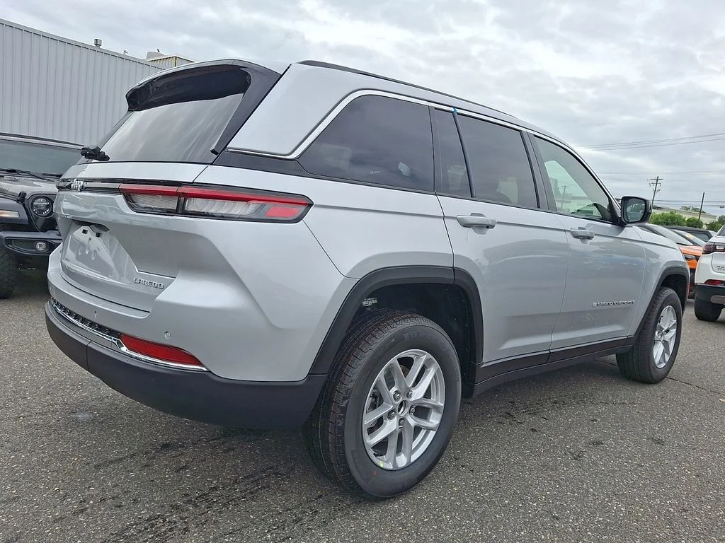 New 2026 Silver Zynith Exterior Paint Jeep Laredo X image 4