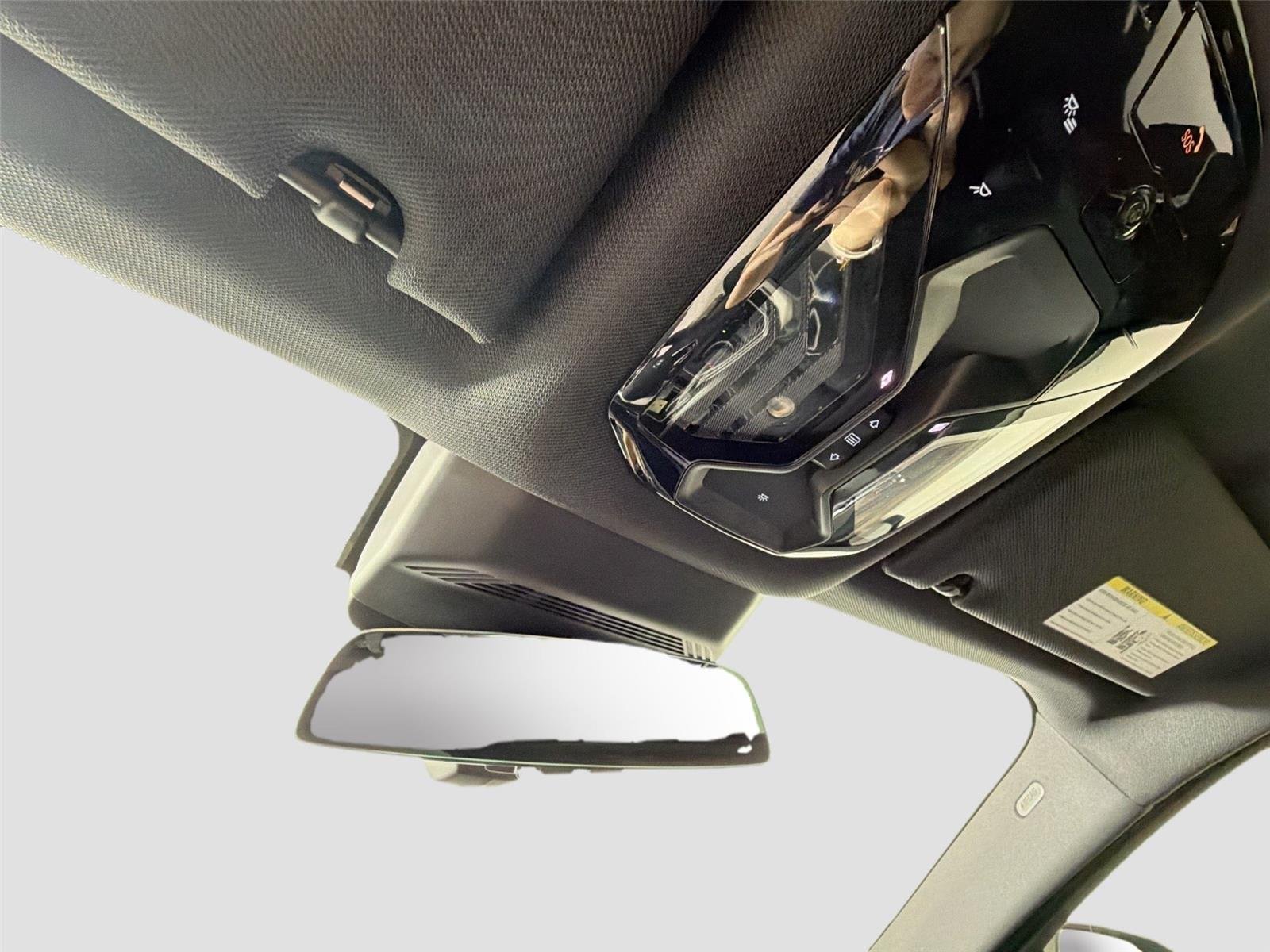 New 2026 Dravit Grey Metallic BMW 750e xDrive image 38
