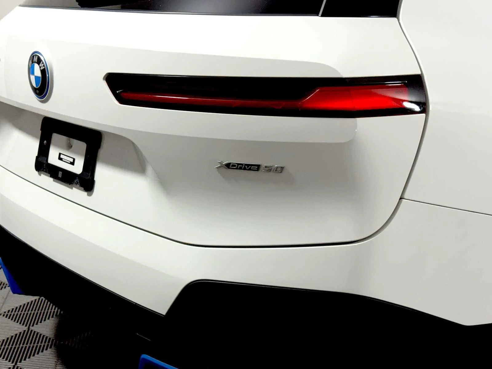 Used 2023 Alpine White BMW xDrive50 image 28