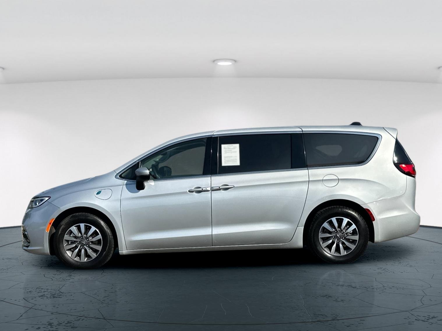 Used 2023 Silver Mist Clearcoat Chrysler Touring L 4D Passenger Van image 3