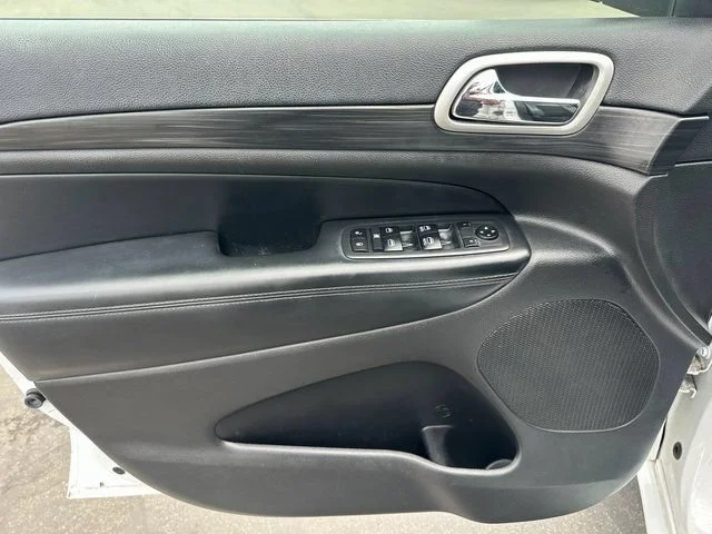 Used 2020  Jeep Altitude image 12