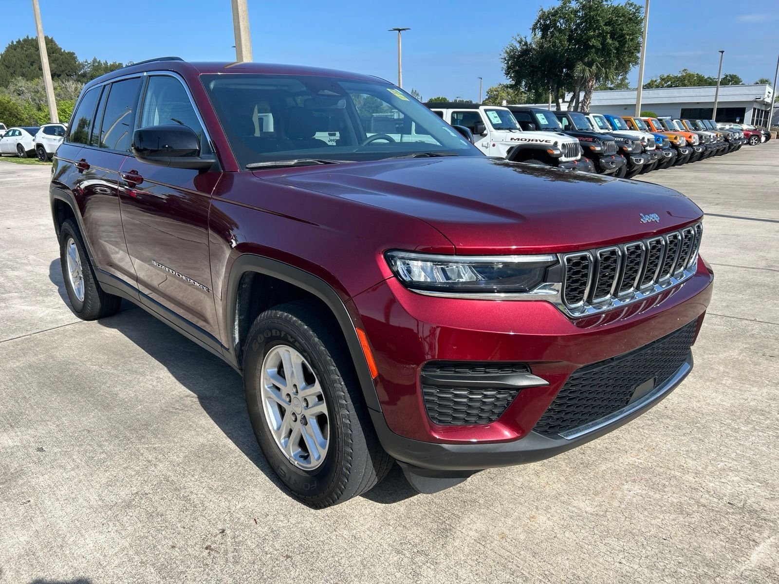 Used 2023 Red Jeep Laredo image 7