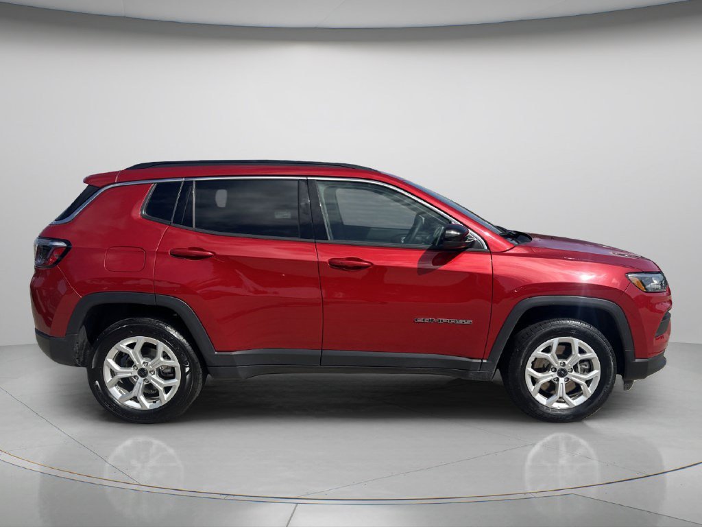 Used 2025 Red Hot Pearlcoat Jeep Latitude image 8