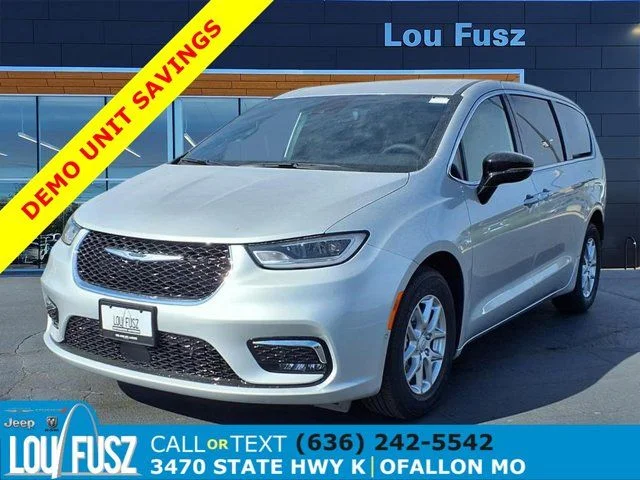 2026 Chrysler Pacifica Select's photo