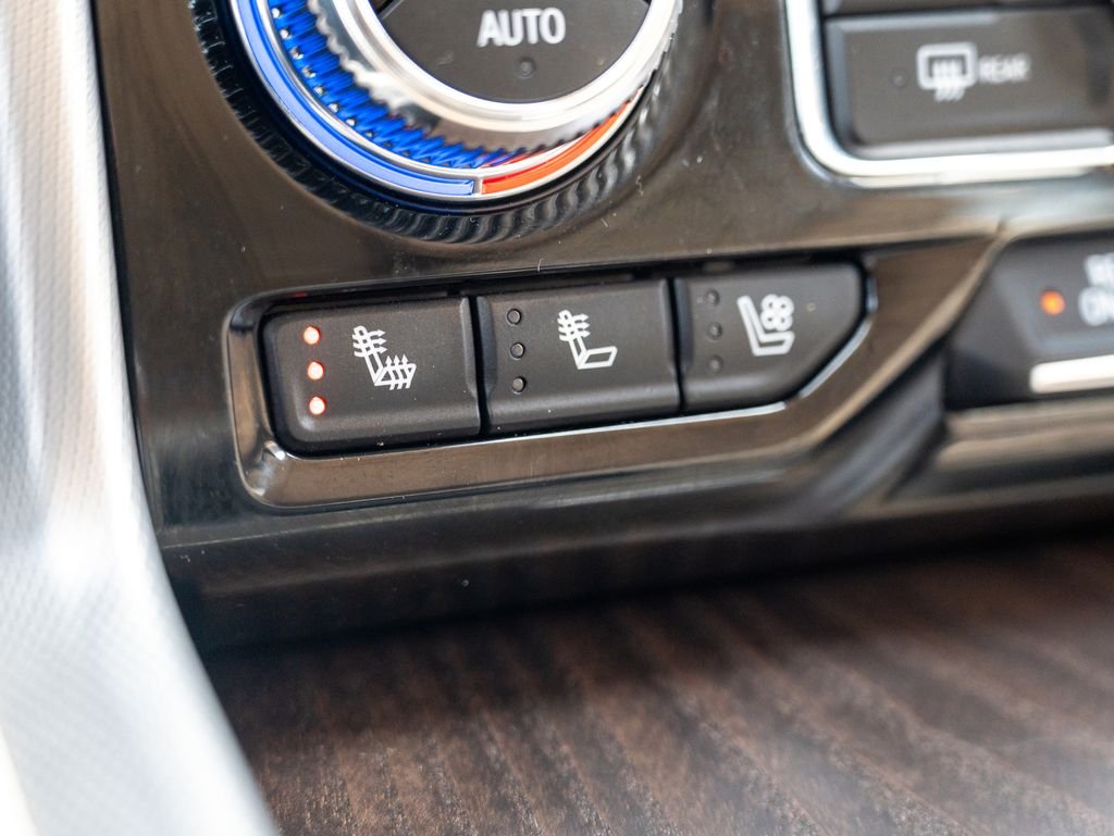 Used 2024 White GMC Denali image 31