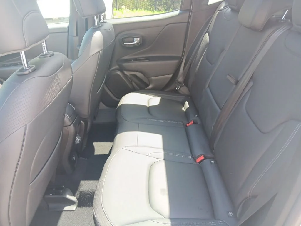 Used 2020 Alpine White Clearcoat Jeep Limited image 30