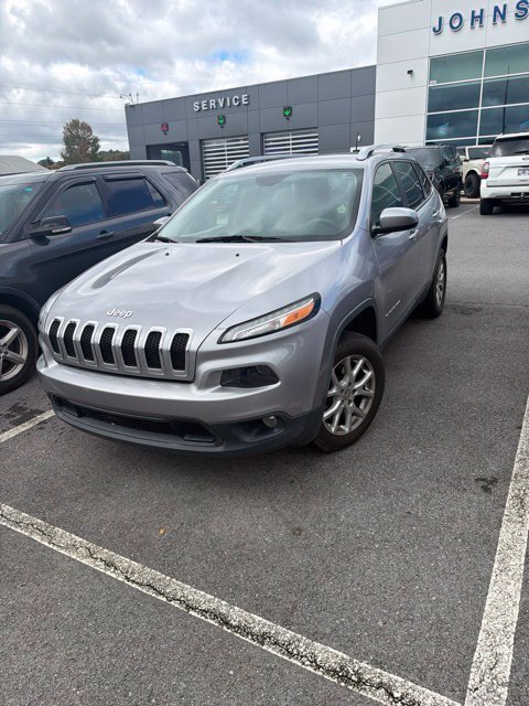 Used 2018 Silver Jeep Latitude image 2