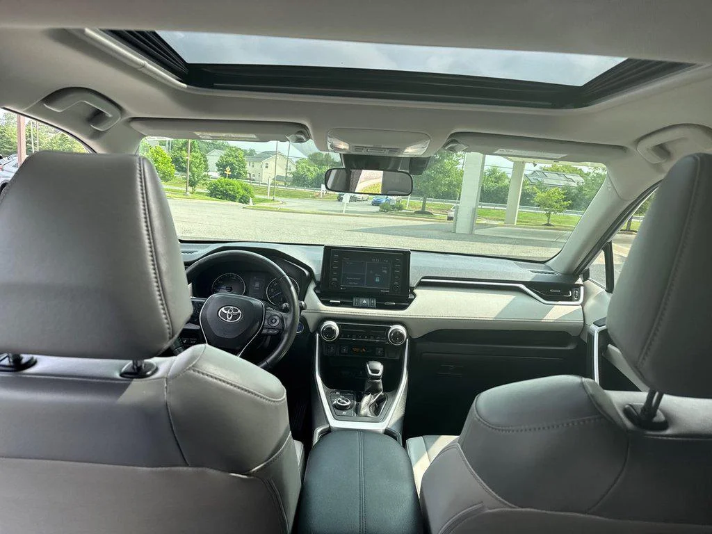 Used 2022 Silver Sky Metallic Toyota Hybrid XLE Premium AWD (Natl) image 28