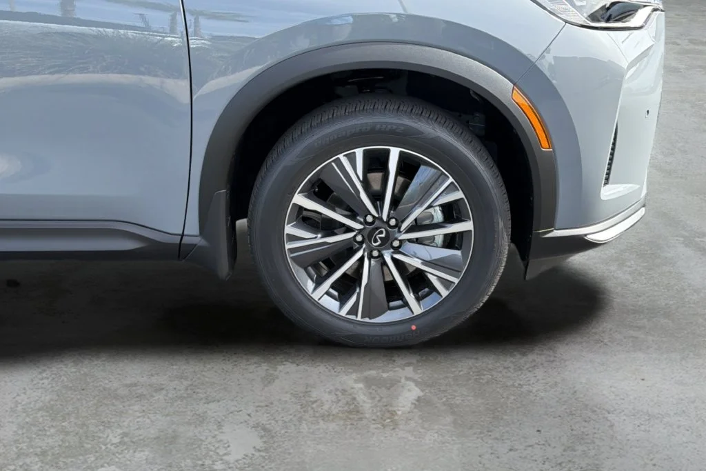 New 2027 HARBOR GRAY INFINITI Luxe FWD image 33