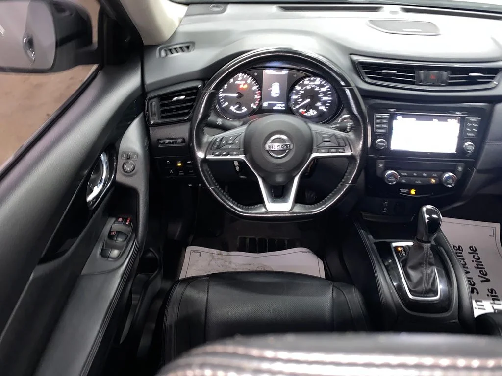 Used 2017 Silver Nissan SL image 23