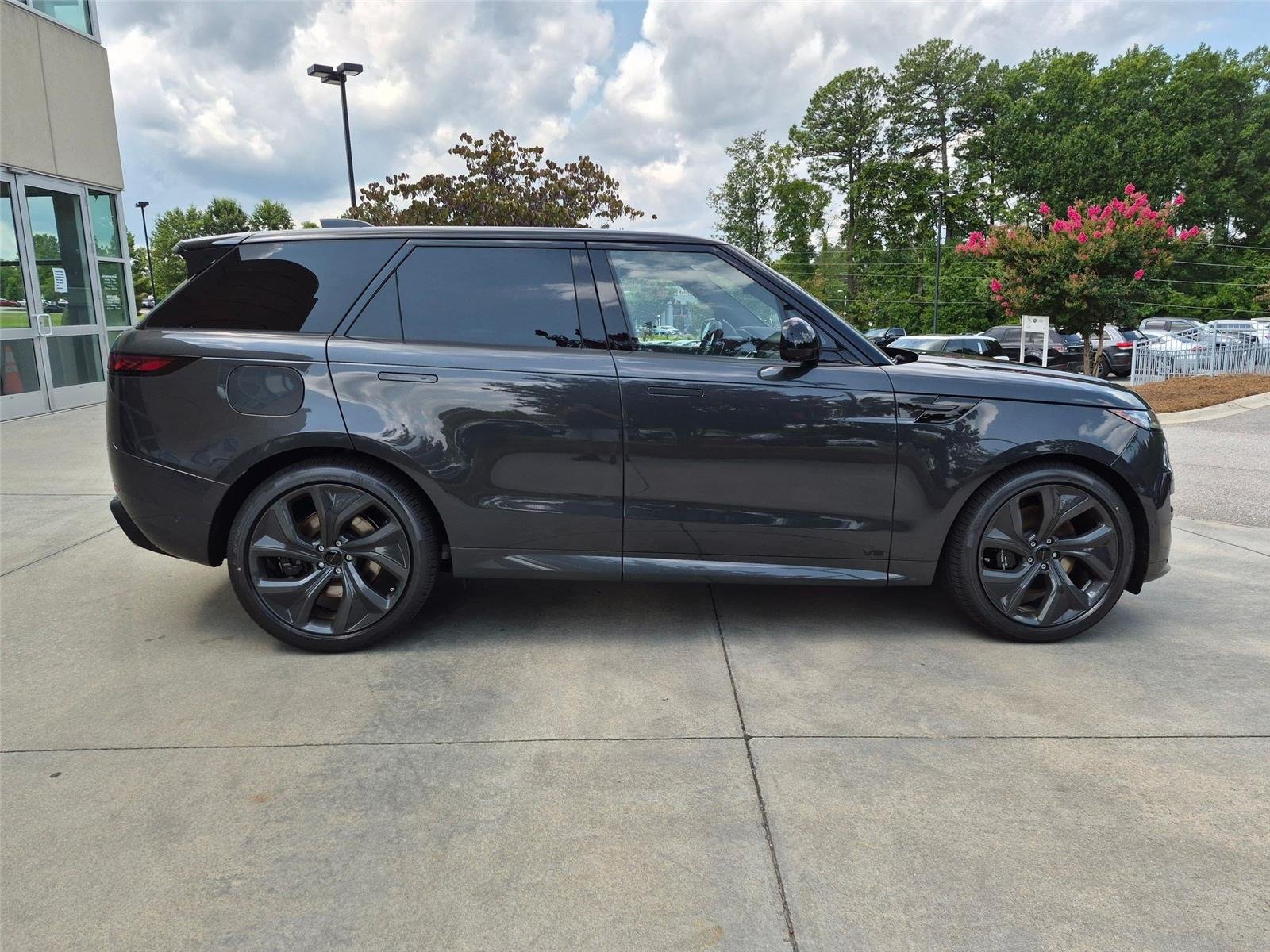 New 2026 Carpathian Grey Premium Metallic Land Rover Dynamic SE image 4