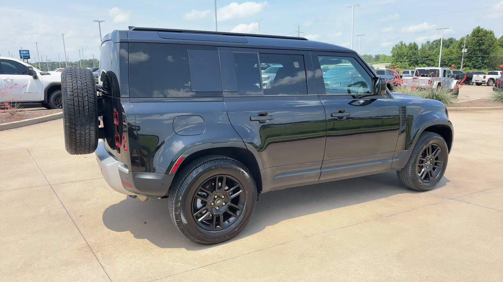 Used 2025 Black Land Rover S image 9