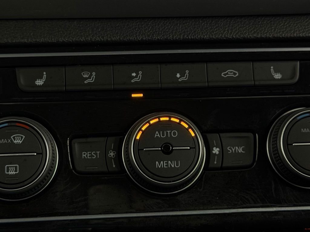 Used 2023 Black Volkswagen 3.6L V6 SE w/Technology image 18