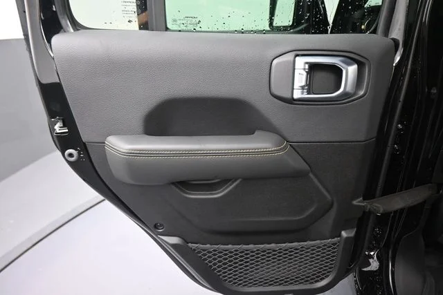 New 2026 Black Clear-Coat Exterior Paint Jeep Sahara image 25