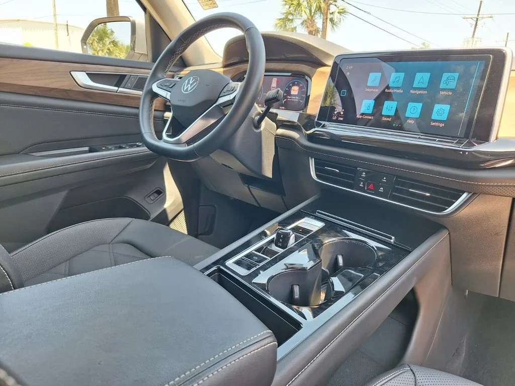 Used 2025  Volkswagen 2.0T SE w/Technology image 26