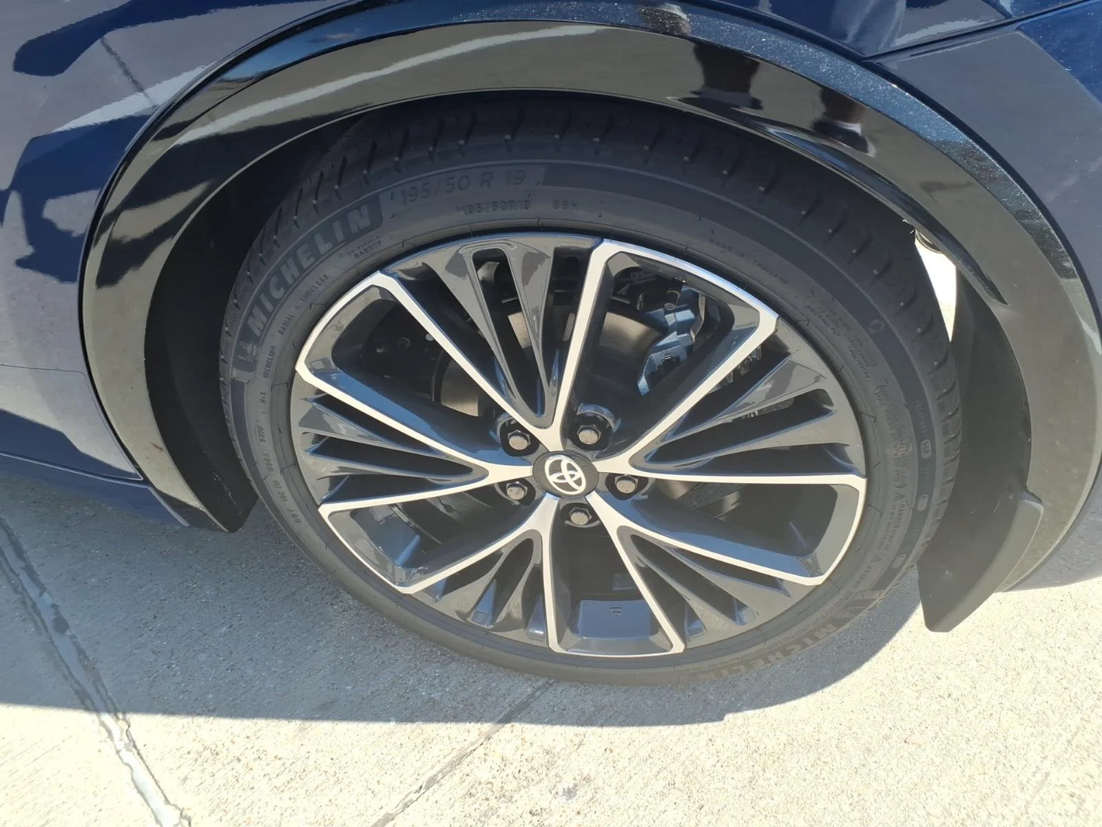 New 2027 Reservoir Blue Toyota  XLE image 20