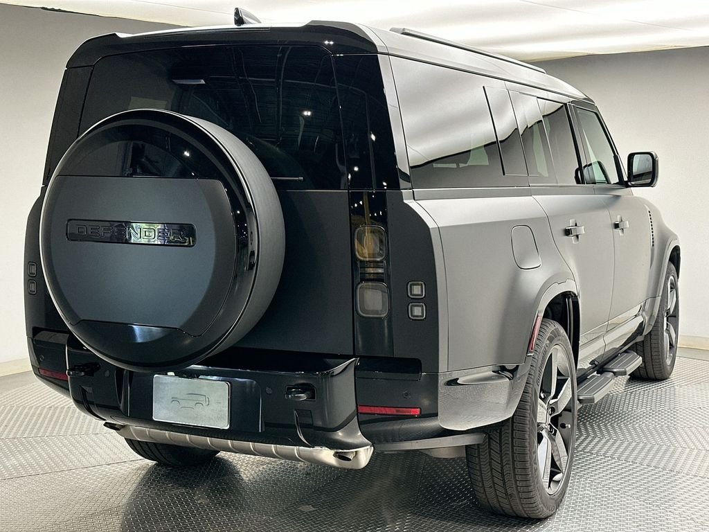 New 2026 Santorini Black LAND ROVER X-Dynamic SE image 3