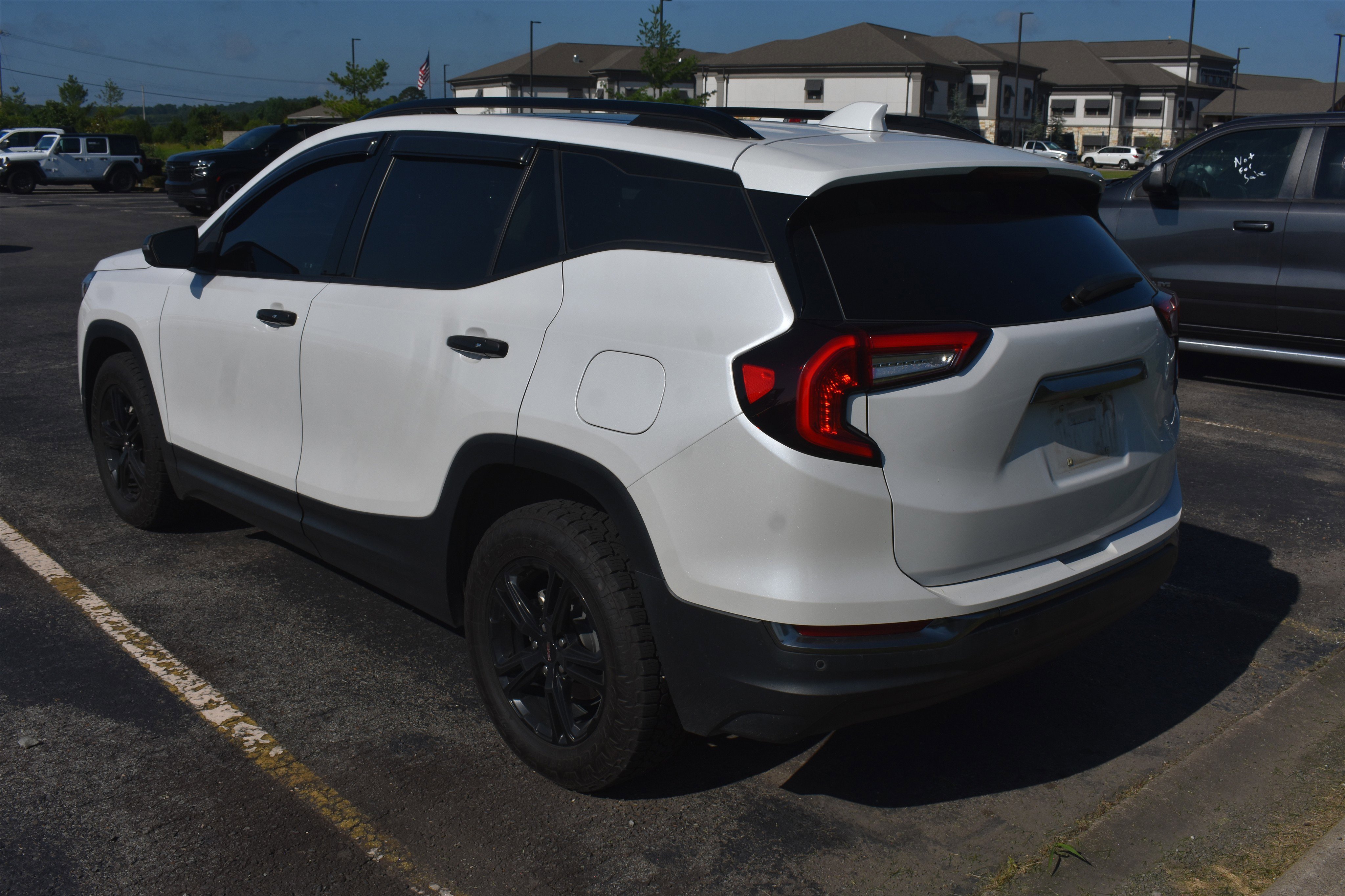 Used 2022 White Frost Tricoat GMC AT4 image 6