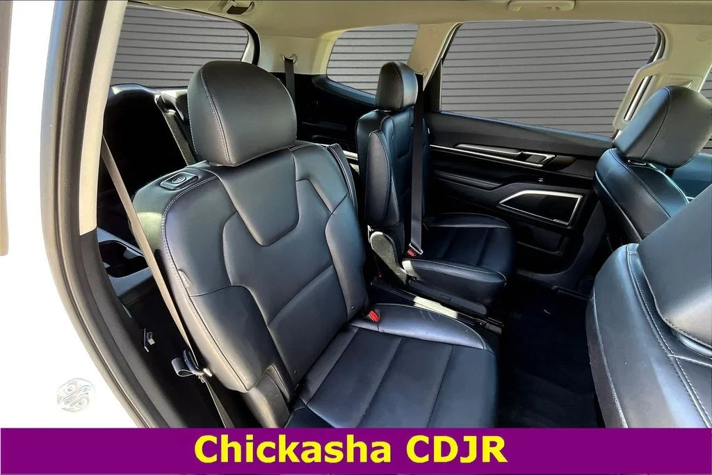 Used 2025 White Kia S image 24