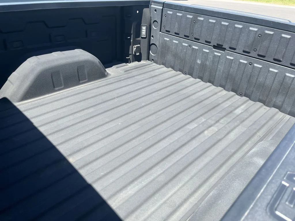Used 2022 White GMC Denali image 23