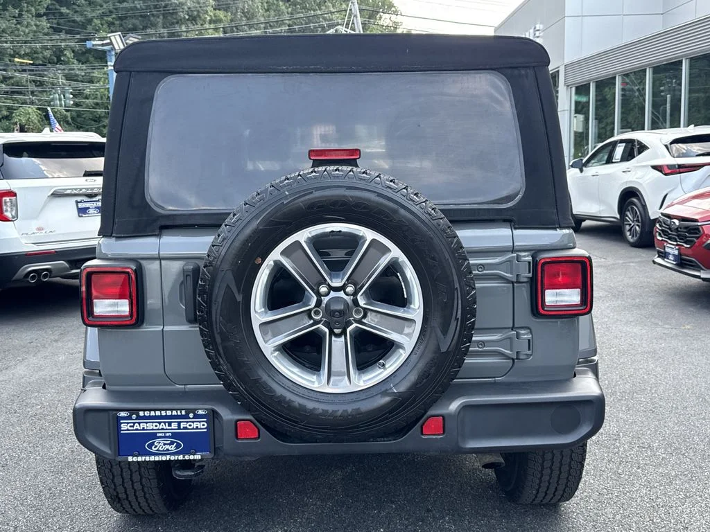 Used 2021 Gray Jeep Unlimited Sahara image 5