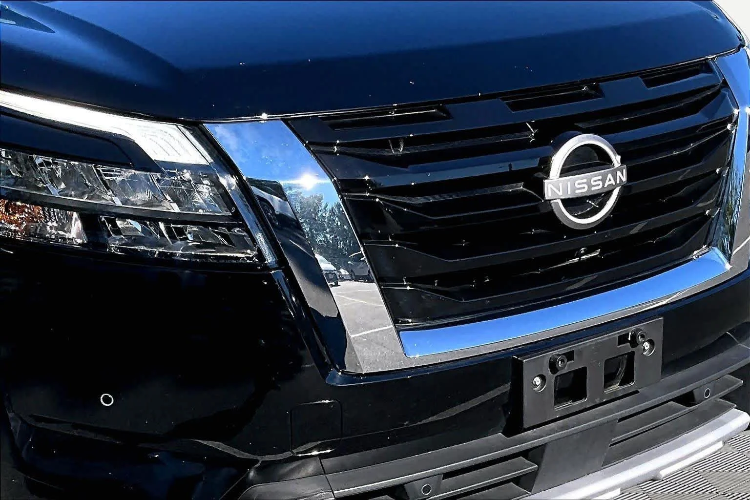 Used 2025 Super Black Nissan SL image 30