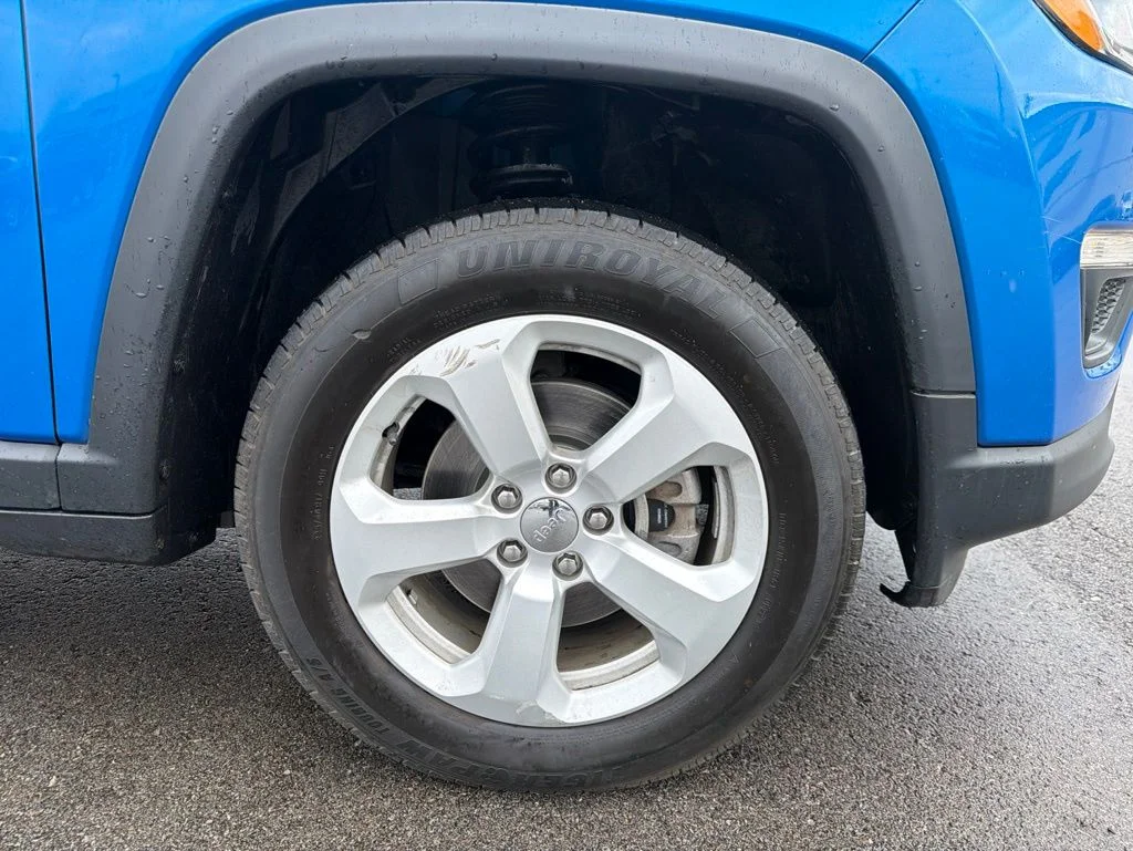 Certified Used 2018 Blue Jeep Latitude image 28