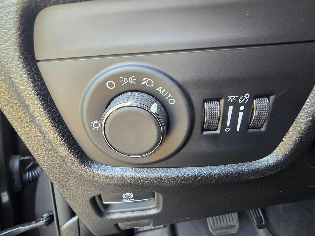 Used 2024 Gray Jeep Altitude image 25
