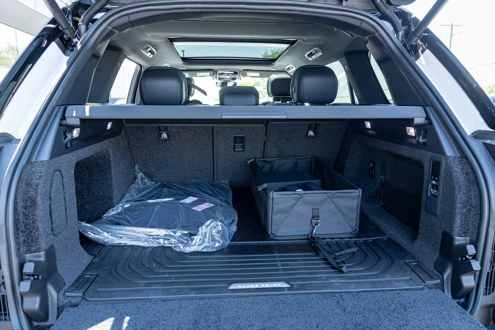 New 2026 Fuji White Land Rover SE image 31