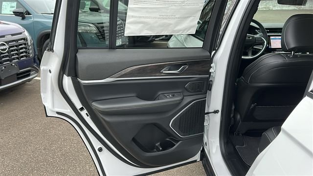 New 2026 Bright White Clear-Coat Exterior Paint Jeep Limited image 21