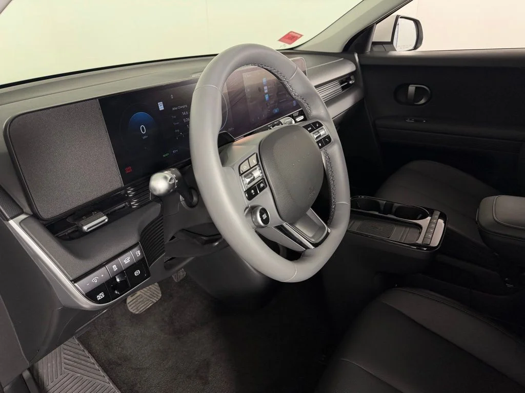 Used 2025 White Hyundai SEL image 21