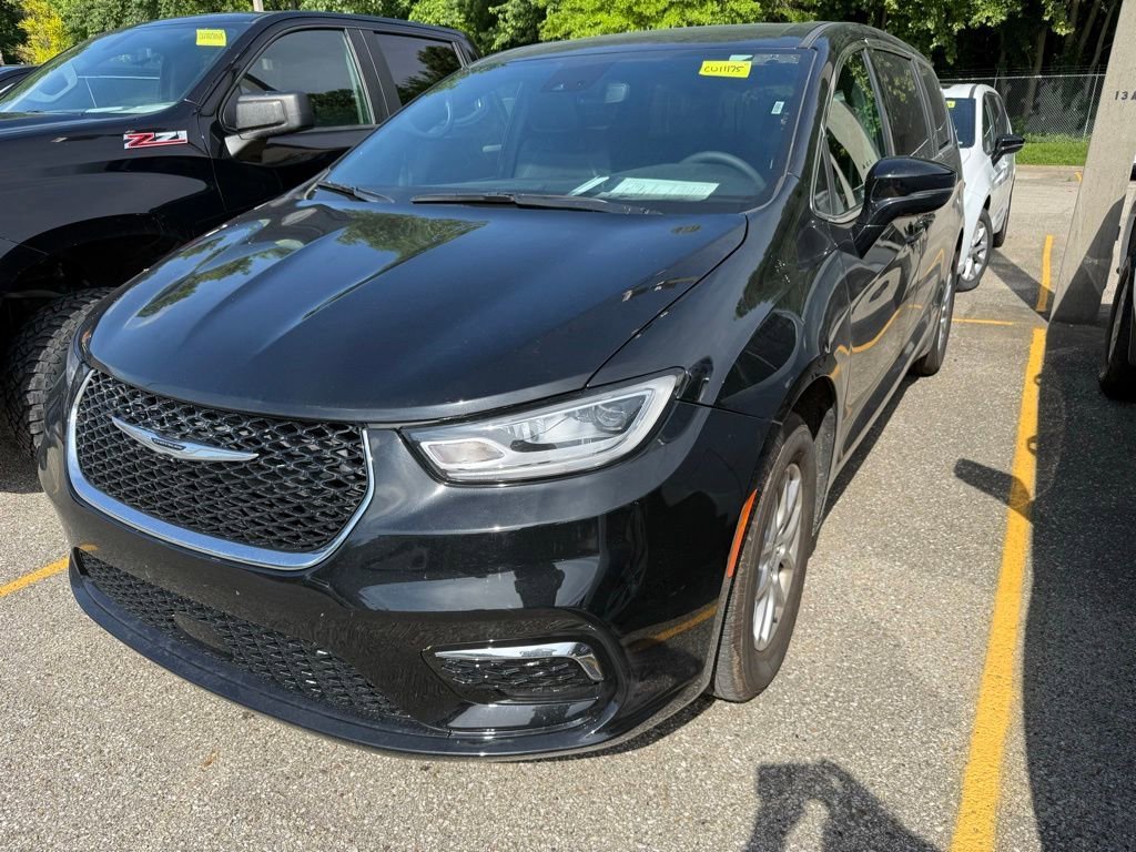 2026 Chrysler Pacifica Select's photo