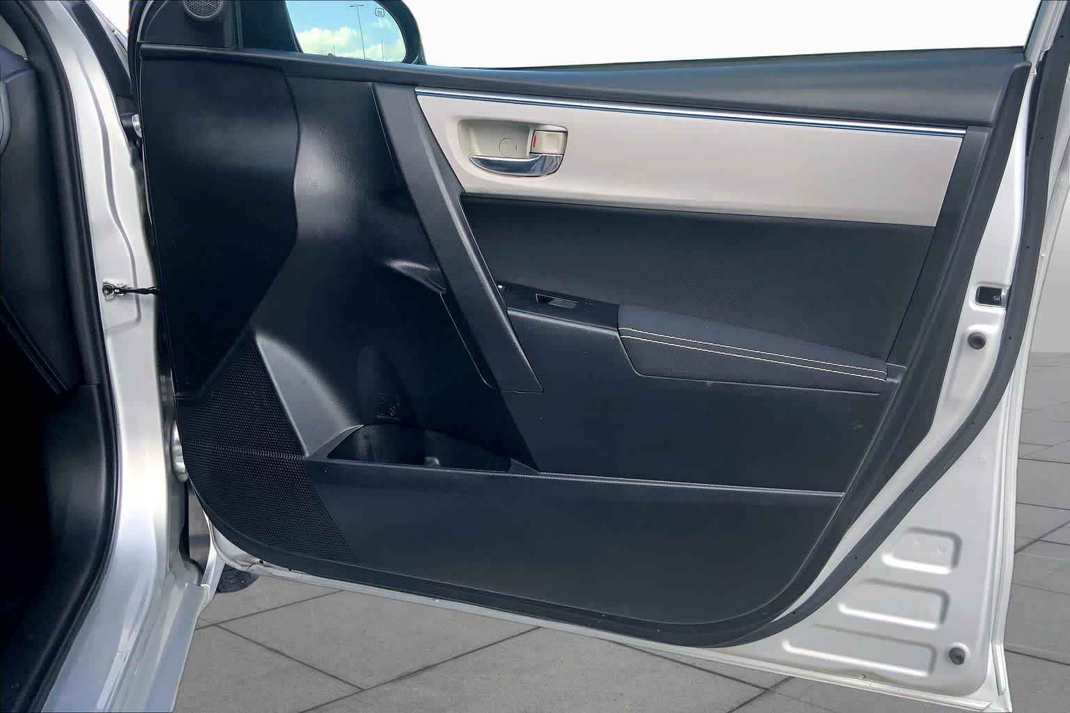 Used 2014 Classic Silver Metallic Toyota LE image 22
