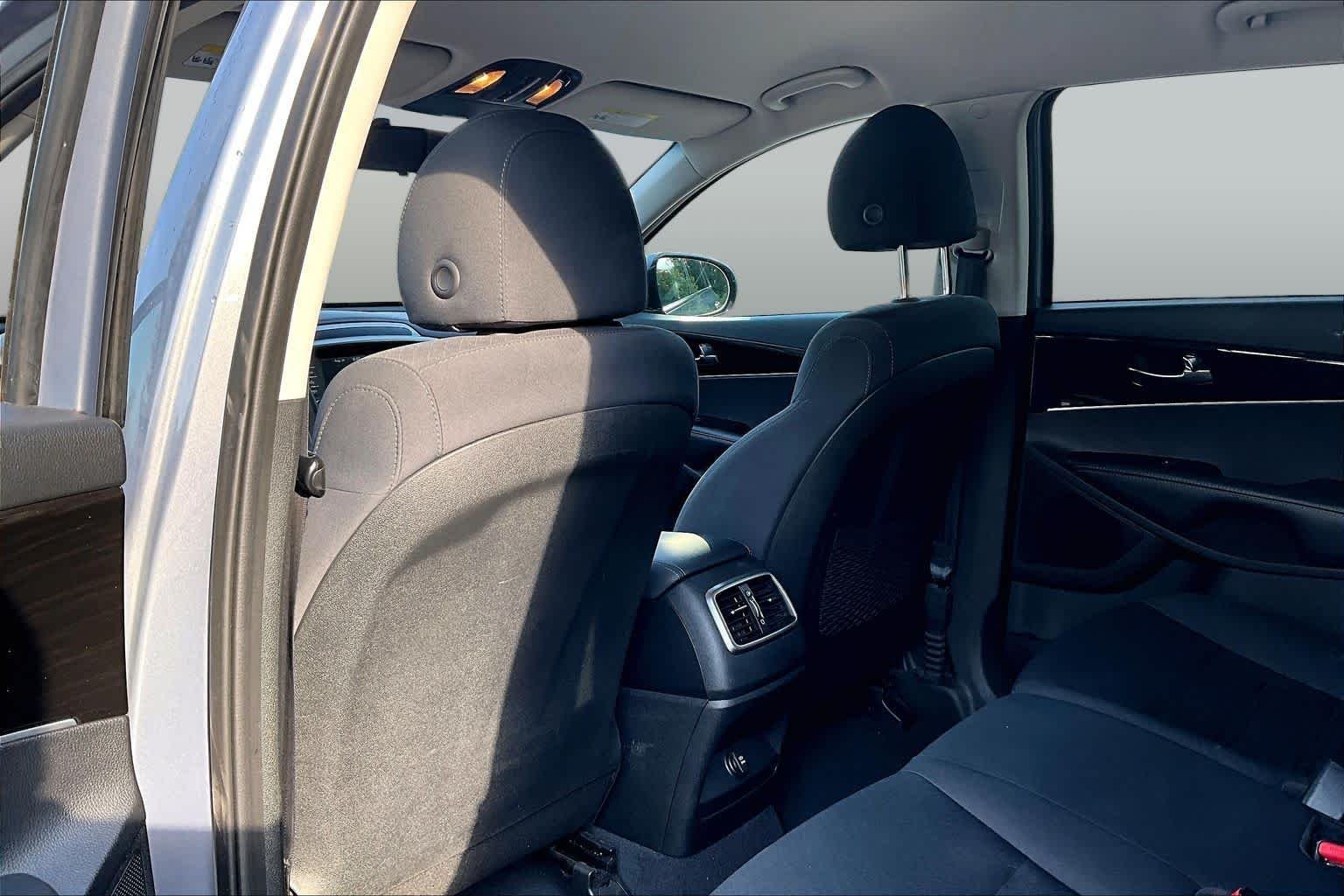 Used 2019 Everlasting Silver Kia L image 22