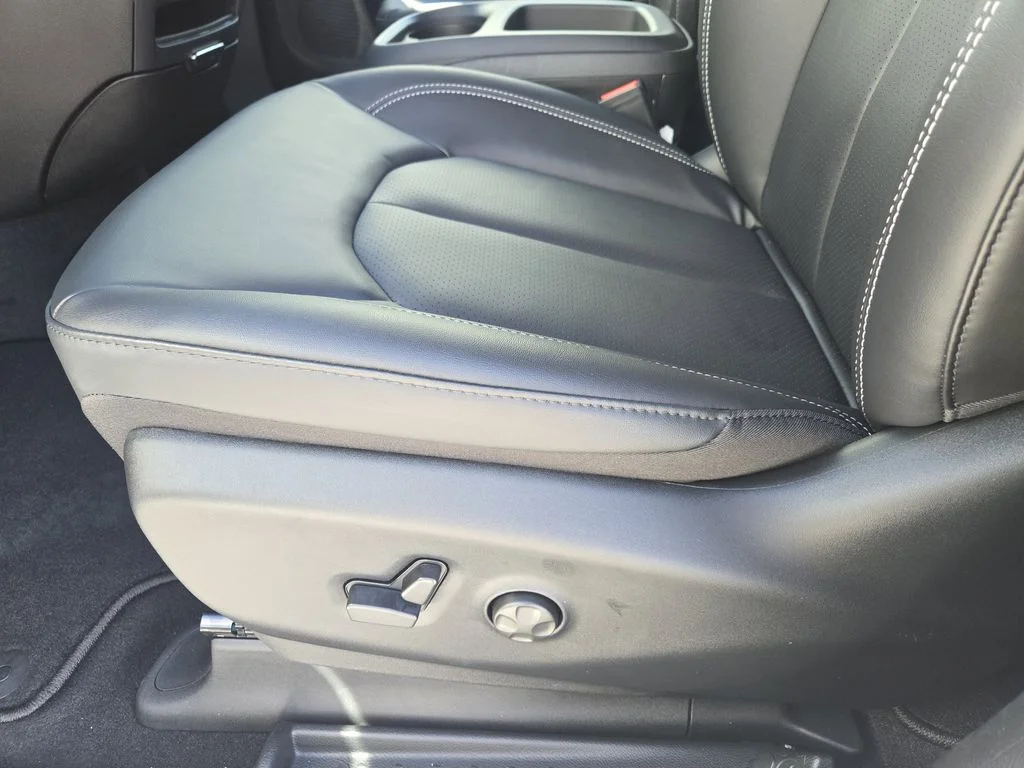 New 2026 Bright White Clearcoat Chrysler Select image 18