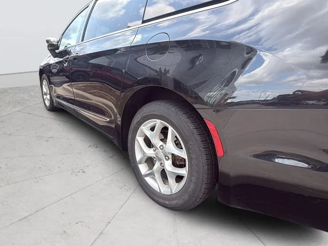 Used 2020 Black Chrysler Limited image 25