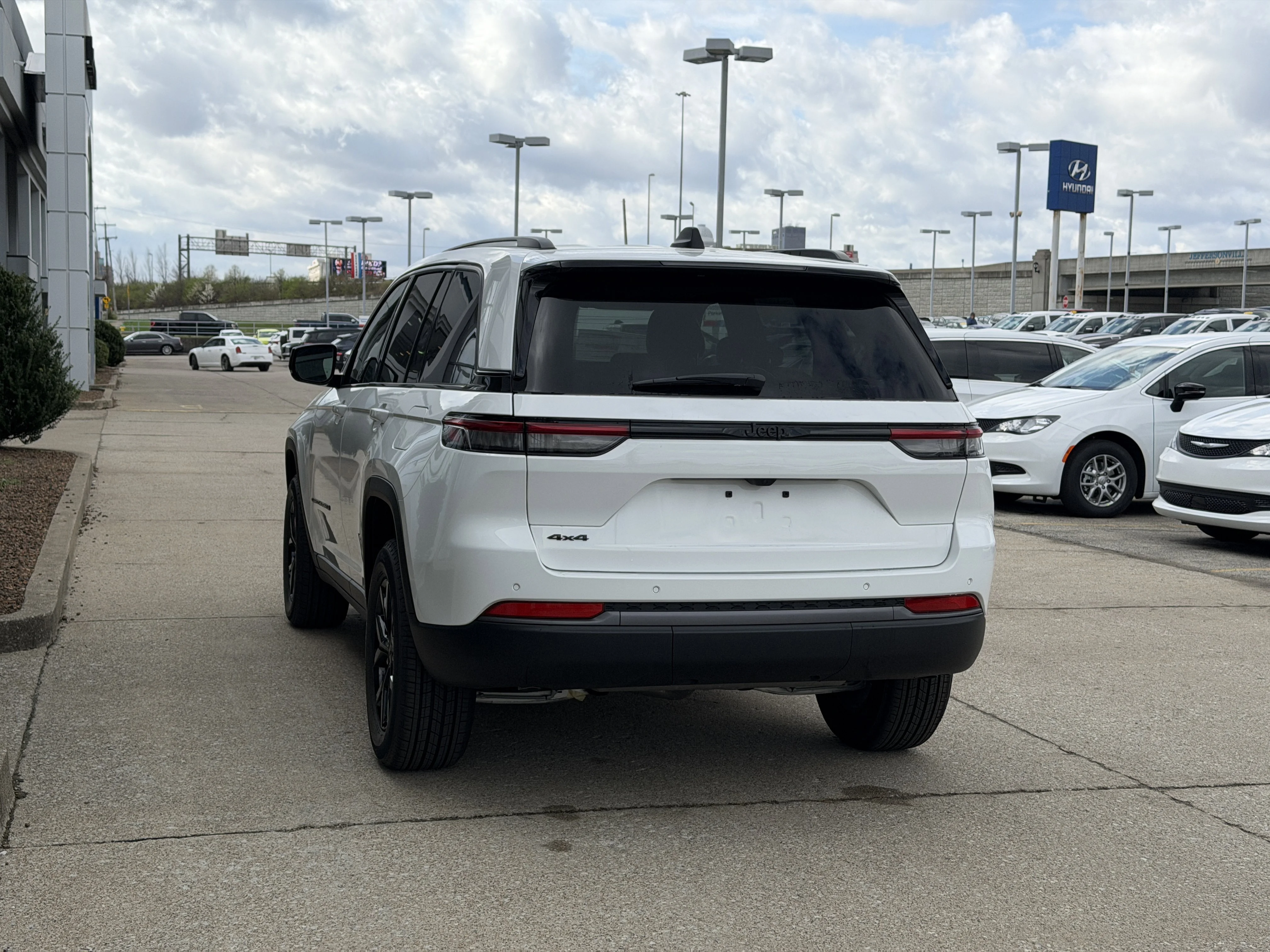 New 2026 Bright White Clear-Coat Exterior Paint Jeep Altitude image 7