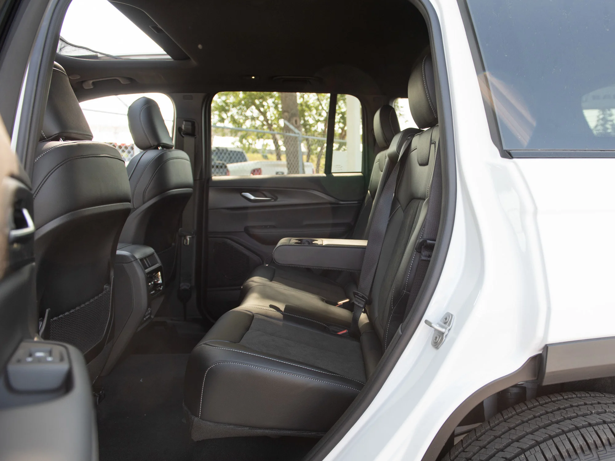 New 2025 White Jeep Altitude* 4x4, Sunroof, Heated Leather, Wireless Charging Pad image 18